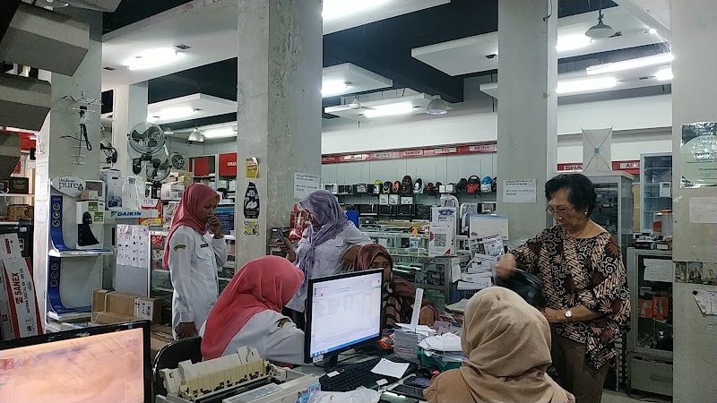 Cahaya Terang: Pusat Elektronik yang Menyala di Jantung Cilacap